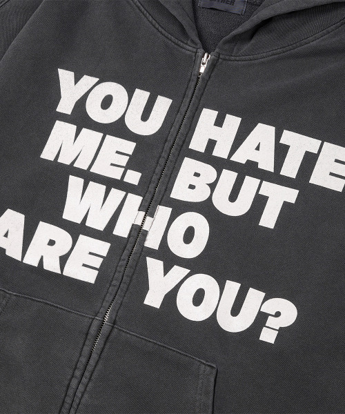 NETHERWORLD(ネザーワールド)の「WHO ARE YOU ZIP HOODIE SMUDGE(パーカー・メンズ・チャコールグレー・1/2)」の4枚目の写真