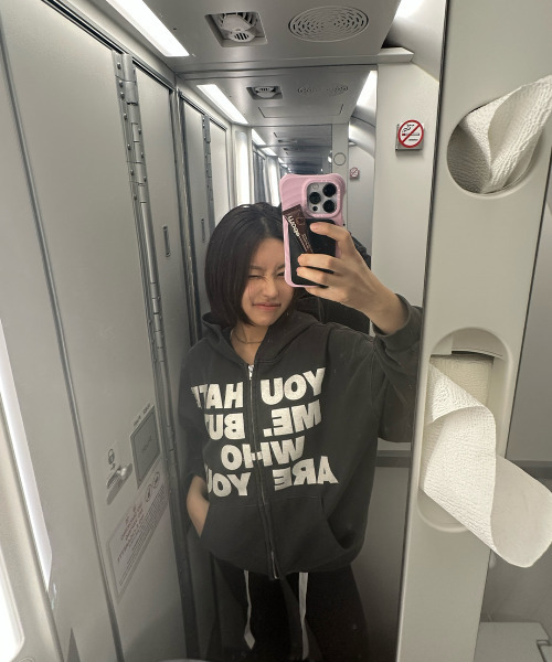 NETHERWORLD(ネザーワールド)の「WHO ARE YOU ZIP HOODIE SMUDGE(パーカー・メンズ・チャコールグレー・1/2)」の5枚目の写真