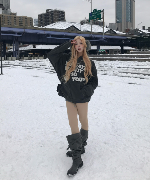 NETHERWORLD(ネザーワールド)の「WHO ARE YOU ZIP HOODIE SMUDGE(パーカー・メンズ・チャコールグレー・1/2)」の6枚目の写真