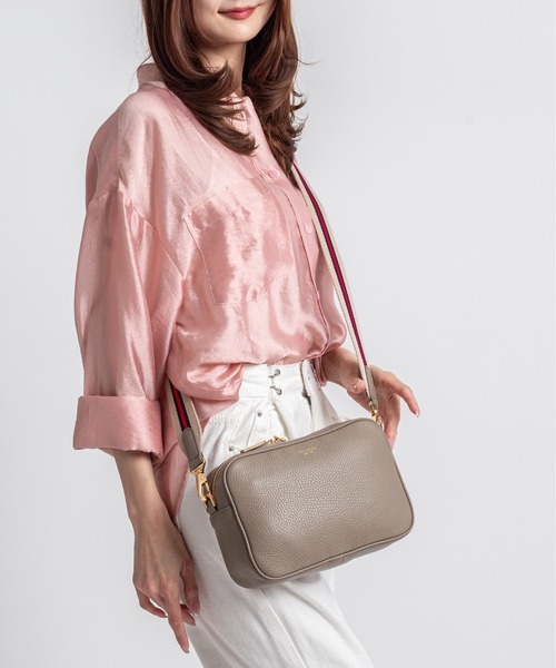 VIOLAd'ORO（ヴィオラドーロ）の「【VIOLAd'ORO/ヴィオラドーロ】カメラバッグ ショルダーバッグ 本革 made in japan（ショルダーバッグ・レディース・ブラック/モカ・FREE）」の2枚目の写真