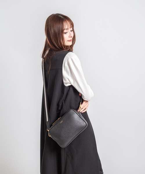 VIOLAd'ORO（ヴィオラドーロ）の「【VIOLAd'ORO/ヴィオラドーロ】カメラバッグ ショルダーバッグ 本革 made in japan（ショルダーバッグ・レディース・ブラック/モカ・FREE）」の4枚目の写真