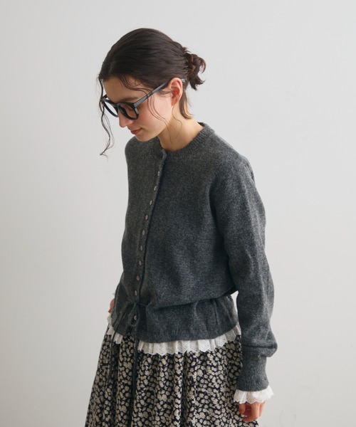 Crisp（クリスプ）の「フリルレイヤードニットカーディガン（カーディガン/ボレロ・レディース・アイボリー/ダークグレー・FREE）」の2枚目の写真