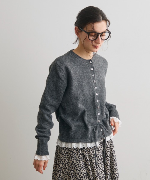 Crisp（クリスプ）の「フリルレイヤードニットカーディガン（カーディガン/ボレロ・レディース・アイボリー/ダークグレー・FREE）」の6枚目の写真