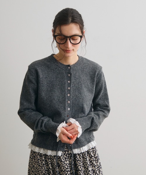 Crisp（クリスプ）の「フリルレイヤードニットカーディガン（カーディガン/ボレロ・レディース・アイボリー/ダークグレー・FREE）」の4枚目の写真