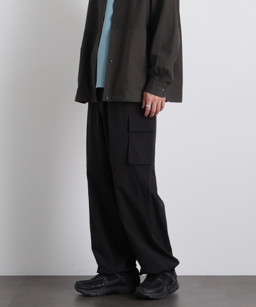 NANO universe（ナノユニバース）の「ナイロンリラックスカーゴパンツ（カーゴパンツ・メンズ・カーキ/ベージュ/ブラック・L/M/S）」の2枚目の写真