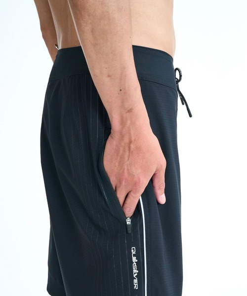 Quiksilver(クイックシルバー)の「QUIKSILVER メンズ HIGHLINE PRO 20 ボードショーツ フィットタイ 20インチ インナーショーツなしタイプ フィットタイ 20インチ<HIGHLINE> 速乾・撥水加工 【2026年春夏モデル】/サーフトランクス(水着)(水着・メンズ・ブラック・32inch/30inch)」の6枚目の写真