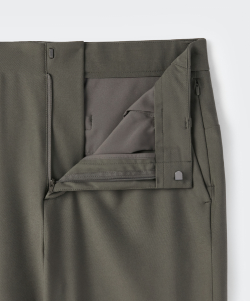 MUSINSA STANDARD（ムシンサスタンダード）の「ハイブリッドストレートパンツ [カーキグレー]（スラックス・メンズ・その他・26/28/30/32/34/36/38/40/42）」の4枚目の写真