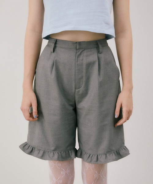 idem(イデム)の「frill tuck half pants / 裾フリルハーフパンツ(その他パンツ・レディース・グレー/ブラック・FREE)」の1枚目の写真