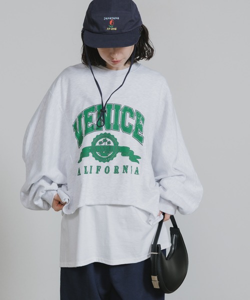Chick(チック)の「Raglan-Sleeve Fishtail Design Arch Logo Sweatshirt / ラグランスリーブ フィッシュテールデザイン アーチロゴスウェット 2026年 夏 夏服(スウェット・レディース・ブラック/グレー/ブルー・FREE)」の2枚目の写真