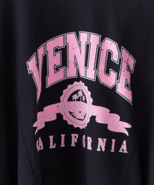 Chick(チック)の「Raglan-Sleeve Fishtail Design Arch Logo Sweatshirt / ラグランスリーブ フィッシュテールデザイン アーチロゴスウェット 2026年 夏 夏服(スウェット・レディース・ブラック/グレー/ブルー・FREE)」の5枚目の写真