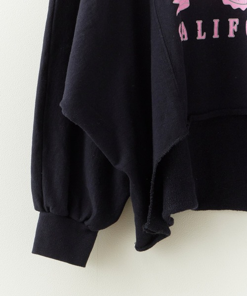 Chick(チック)の「Raglan-Sleeve Fishtail Design Arch Logo Sweatshirt / ラグランスリーブ フィッシュテールデザイン アーチロゴスウェット 2026年 夏 夏服(スウェット・レディース・ブラック/グレー/ブルー・FREE)」の8枚目の写真