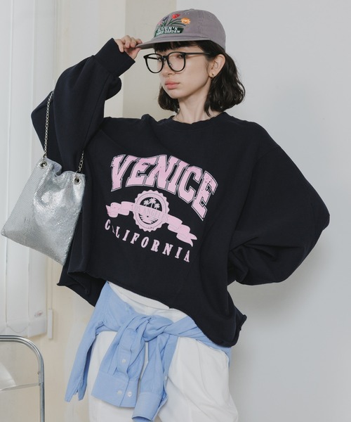 Chick(チック)の「Raglan-Sleeve Fishtail Design Arch Logo Sweatshirt / ラグランスリーブ フィッシュテールデザイン アーチロゴスウェット 2026年 夏 夏服(スウェット・レディース・ブラック/グレー/ブルー・FREE)」の12枚目の写真