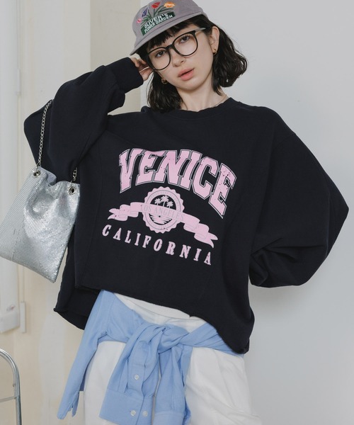 Chick(チック)の「Raglan-Sleeve Fishtail Design Arch Logo Sweatshirt / ラグランスリーブ フィッシュテールデザイン アーチロゴスウェット 2026年 夏 夏服(スウェット・レディース・ブラック/グレー/ブルー・FREE)」の13枚目の写真