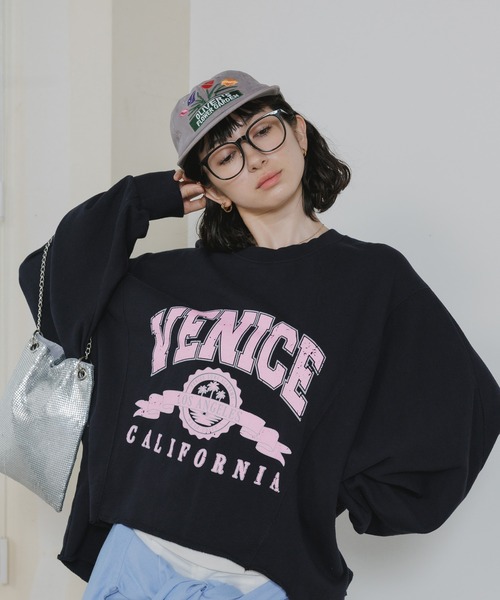 Chick(チック)の「Raglan-Sleeve Fishtail Design Arch Logo Sweatshirt / ラグランスリーブ フィッシュテールデザイン アーチロゴスウェット 2026年 夏 夏服(スウェット・レディース・ブラック/グレー/ブルー・FREE)」の11枚目の写真