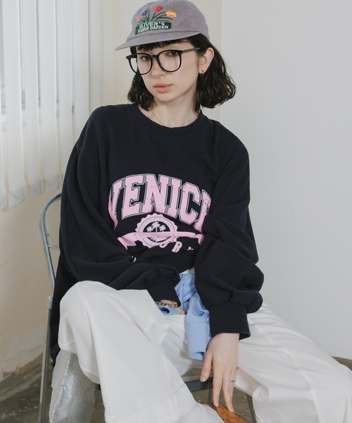Chick(チック)の「Raglan-Sleeve Fishtail Design Arch Logo Sweatshirt / ラグランスリーブ フィッシュテールデザイン アーチロゴスウェット 2026年 夏 夏服(スウェット・レディース・ブラック/グレー/ブルー・FREE)」の15枚目の写真