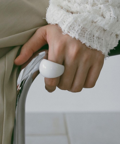 anuke(アンヌーク)の「Volume Acrylic Ring(リング・レディース・ホワイト/ブラック・FREE)」の2枚目の写真