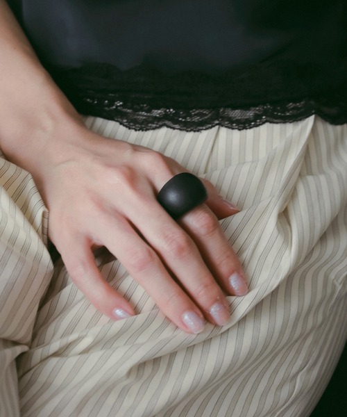 anuke(アンヌーク)の「Volume Acrylic Ring(リング・レディース・ホワイト/ブラック・FREE)」の11枚目の写真