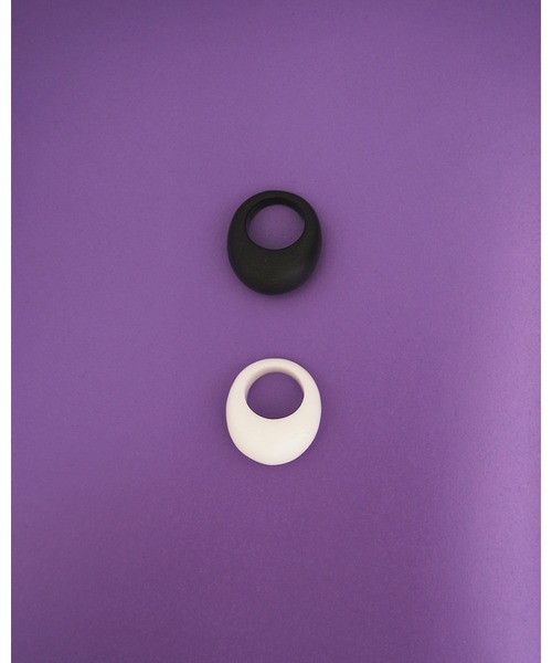 anuke(アンヌーク)の「Volume Acrylic Ring(リング・レディース・ホワイト/ブラック・FREE)」の7枚目の写真