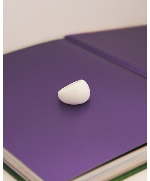 anuke(アンヌーク)の「Volume Acrylic Ring(リング・レディース・ホワイト/ブラック・FREE)」の4枚目の写真