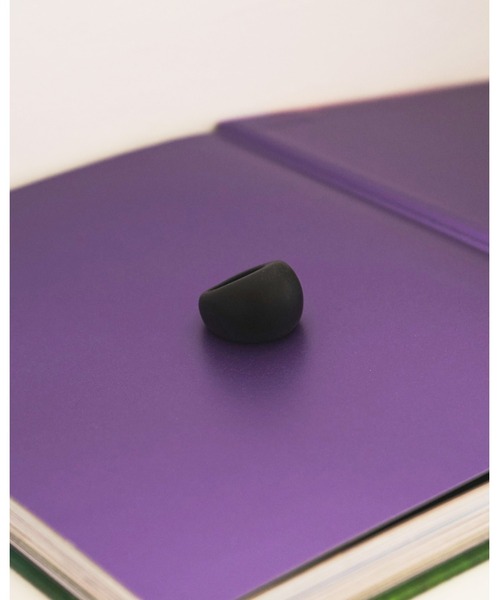 anuke(アンヌーク)の「Volume Acrylic Ring(リング・レディース・ホワイト/ブラック・FREE)」の3枚目の写真