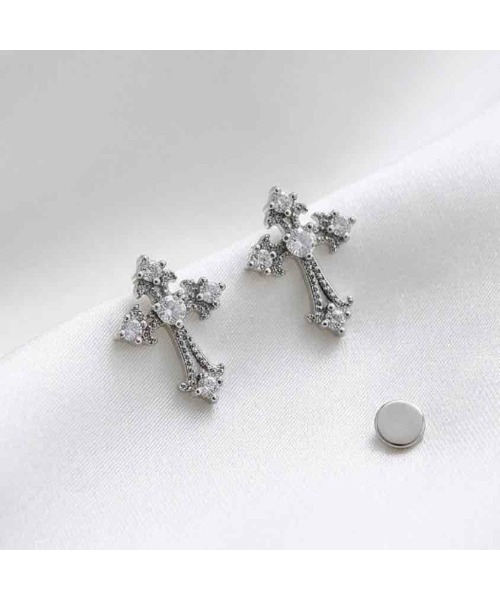 tone(トーン)の「【88eighty-eight】キラキラビジュー十字架ミニピアス【import】(MA)(ピアス(両耳用)・レディース・シルバー/ゴールド・FREE)」の2枚目の写真