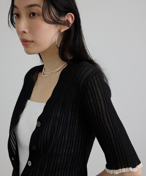 SALON adam et rope'(サロン アダム エ ロペ)の「シアーワイドリブVネックカーディガン(カーディガン/ボレロ・レディース・ブラウン/ブラック/オフホワイト・FREE)」の4枚目の写真