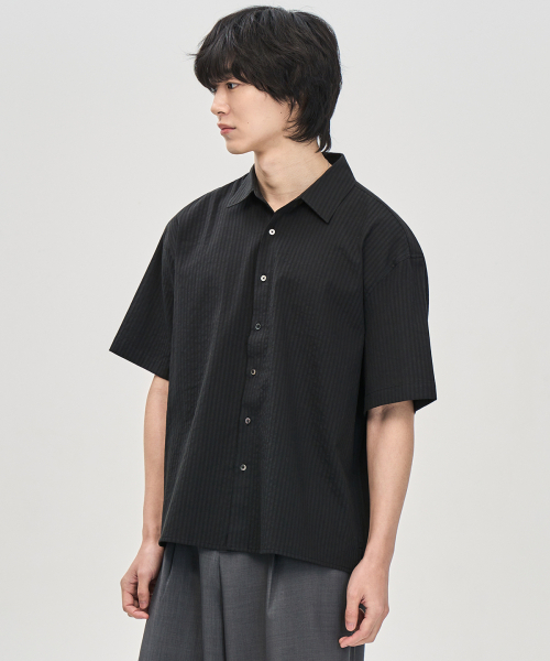 PRAIRIE(KR)(プレーリー)の「ドビーストライプ クロップ 半袖シャツ (ブラック)(シャツ/ブラウス・メンズ・ブラック・MEDIUM/LARGE)」の2枚目の写真