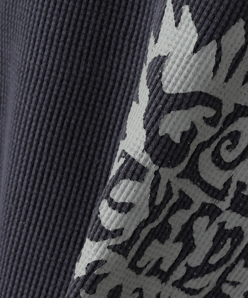 YESEYESEE(イエスアイシー)の「YESEYESEE / イエスアイシー Y.E.S Stamp Waffle L/S(Tシャツ/カットソー・メンズ・アイボリー/チャコールグレー・MEDIUM/LARGE)」の4枚目の写真