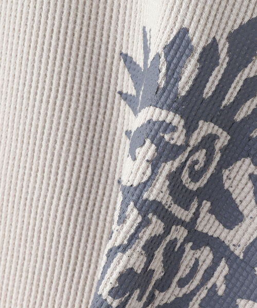 YESEYESEE(イエスアイシー)の「YESEYESEE / イエスアイシー Y.E.S Stamp Waffle L/S(Tシャツ/カットソー・メンズ・アイボリー/チャコールグレー・MEDIUM/LARGE)」の3枚目の写真