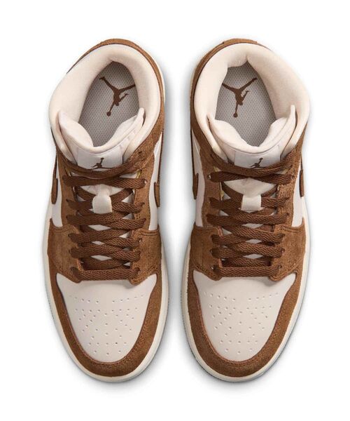 JORDAN BRAND(ジョーダンブランド)の「エア ジョーダン 1 MID ウィメンズシューズ / Air Jordan 1 Mid Women's Shoes BQ6472-203 Light British Tan(スニーカー・レディース・ライトブラウン・24/22.5/23/23.5/24.5/25/25.5/26/22)」の6枚目の写真