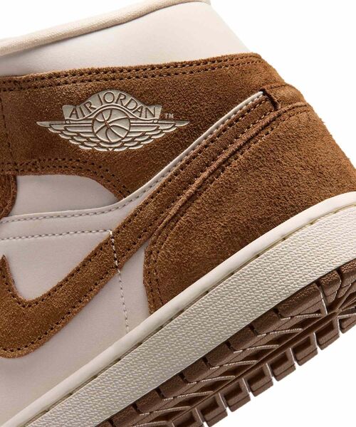 JORDAN BRAND(ジョーダンブランド)の「エア ジョーダン 1 MID ウィメンズシューズ / Air Jordan 1 Mid Women's Shoes BQ6472-203 Light British Tan(スニーカー・レディース・ライトブラウン・24/22.5/23/23.5/24.5/25/25.5/26/22)」の10枚目の写真