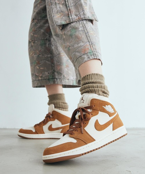 JORDAN BRAND(ジョーダンブランド)の「エア ジョーダン 1 MID ウィメンズシューズ / Air Jordan 1 Mid Women's Shoes BQ6472-203 Light British Tan(スニーカー・レディース・ライトブラウン・24/22.5/23/23.5/24.5/25/25.5/26/22)」の1枚目の写真