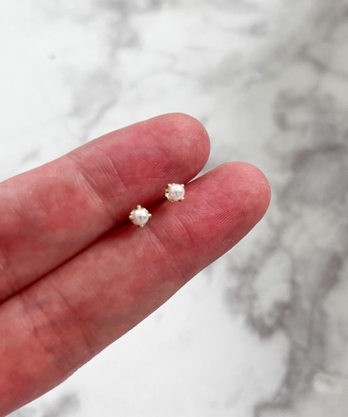 yu-ka(ユーカ)の「YU-KA:フラワーミニスタッドピアス Flower Mini Stud Earrings(ピアス(両耳用)・レディース・ゴールド/シルバー・FREE)」の2枚目の写真
