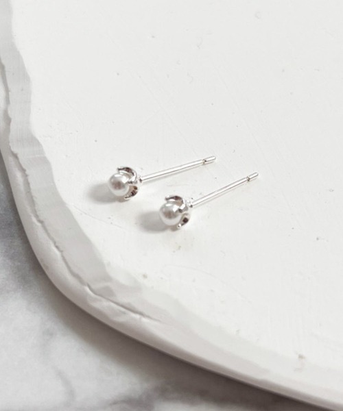 yu-ka(ユーカ)の「YU-KA:フラワーミニスタッドピアス Flower Mini Stud Earrings(ピアス(両耳用)・レディース・ゴールド/シルバー・FREE)」の3枚目の写真