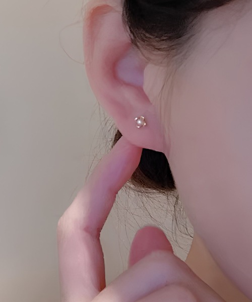 yu-ka(ユーカ)の「YU-KA:フラワーミニスタッドピアス Flower Mini Stud Earrings(ピアス(両耳用)・レディース・ゴールド/シルバー・FREE)」の5枚目の写真