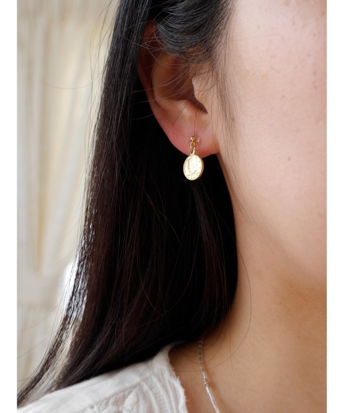 tone(トーン)の「【Spill The Beans】コインチャームピアス(MA)(ピアス(両耳用)・レディース・ゴールド・FREE)」の3枚目の写真