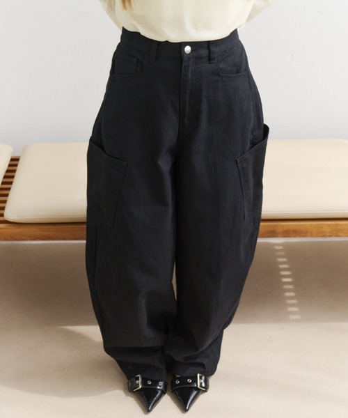 haek(ハク)の「barrel-leg pants/バレルレッグパンツ(その他パンツ・レディース・ブラック/ホワイト・SMALL/MEDIUM)」の1枚目の写真