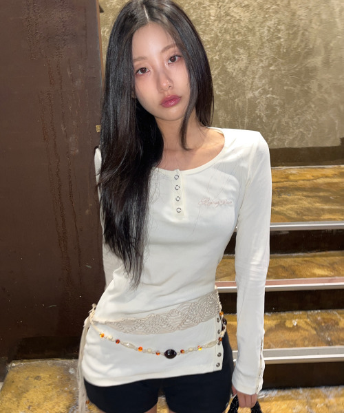 ROGIN N ROSIE(ロギンエンロージー)の「Side Button Detailed Slim-Fit Long Sleeve Ivory(Tシャツ/カットソー・レディース・その他・FREE)」の1枚目の写真