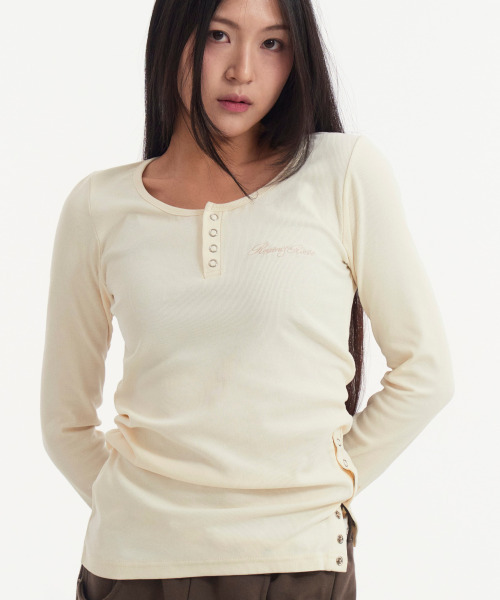 ROGIN N ROSIE(ロギンエンロージー)の「Side Button Detailed Slim-Fit Long Sleeve Ivory(Tシャツ/カットソー・レディース・その他・FREE)」の2枚目の写真