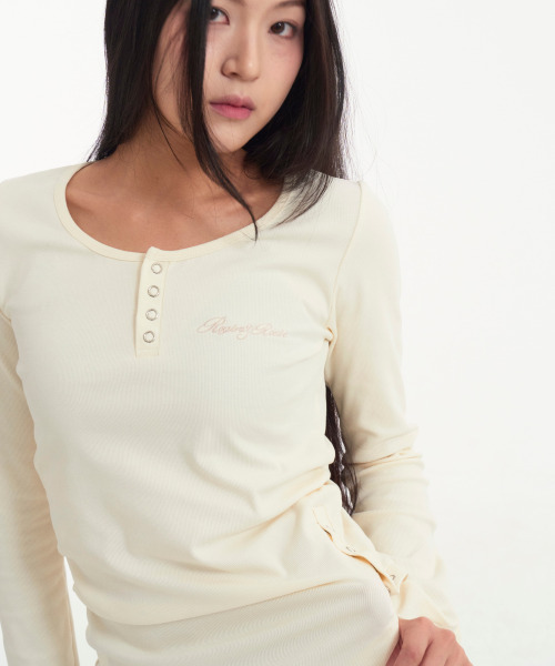 ROGIN N ROSIE(ロギンエンロージー)の「Side Button Detailed Slim-Fit Long Sleeve Ivory(Tシャツ/カットソー・レディース・その他・FREE)」の3枚目の写真