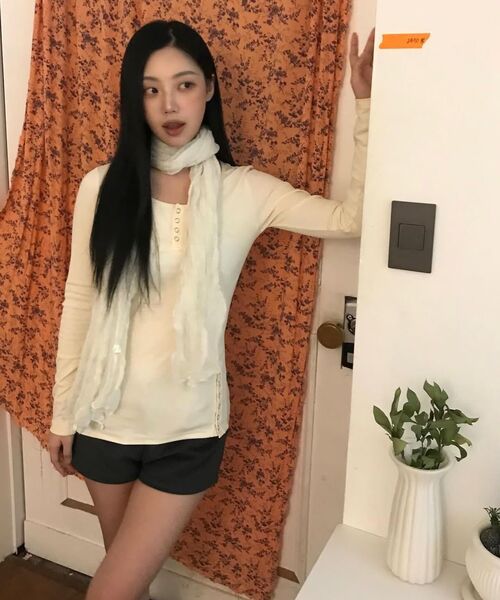 ROGIN N ROSIE(ロギンエンロージー)の「Side Button Detailed Slim-Fit Long Sleeve Ivory(Tシャツ/カットソー・レディース・その他・FREE)」の7枚目の写真