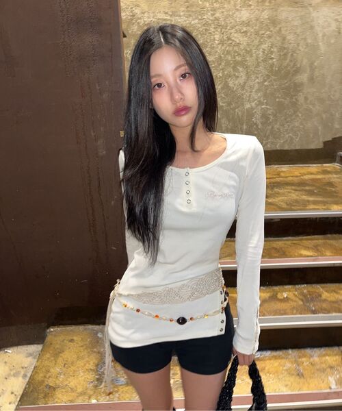 ROGIN N ROSIE(ロギンエンロージー)の「Side Button Detailed Slim-Fit Long Sleeve Ivory(Tシャツ/カットソー・レディース・その他・FREE)」の8枚目の写真
