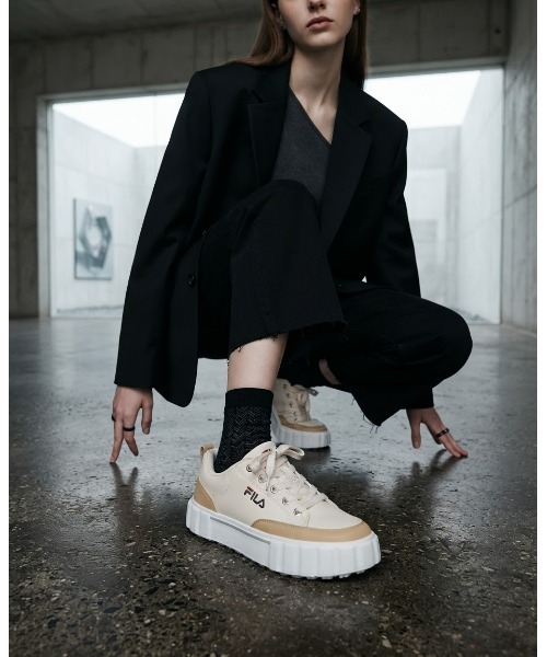 FILA(フィラ)の「SANDBLUST LOW / サンドブラストロー(スニーカー・レディース・ベージュ・27.0cm/27.5cm/28.0cm)」の1枚目の写真