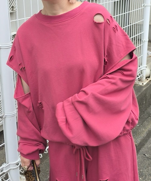 Alley Tokyo(アリートーキョー)の「ダメージいっぱい袖スリットスウェット(スウェット・レディース・ボルドー/グレー/スミクロ・FREE)」の3枚目の写真
