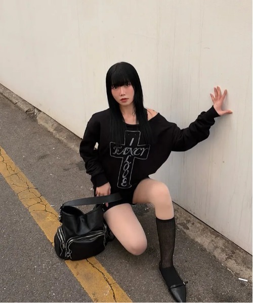 FANCY CLUB(ファンシークラブ)の「◇FANCYCLUB◇ブランド直輸入正規品/FROSS オフショルダー・スウェットシャツ FROSS OFF-SHOULDER SWEATSHIRT(スウェット・レディース・ブラック/ライトブルー・FREE)」の7枚目の写真