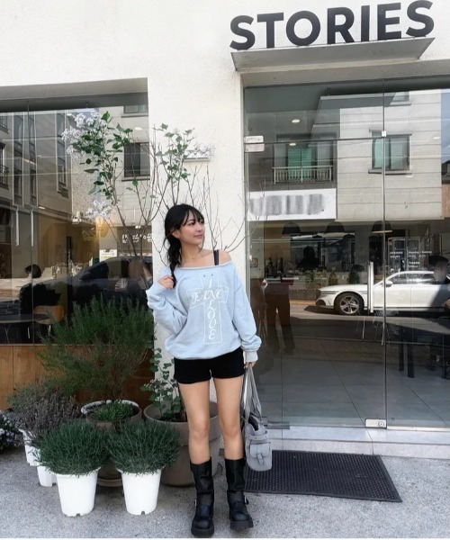 FANCY CLUB(ファンシークラブ)の「◇FANCYCLUB◇ブランド直輸入正規品/FROSS オフショルダー・スウェットシャツ FROSS OFF-SHOULDER SWEATSHIRT(スウェット・レディース・ブラック/ライトブルー・FREE)」の12枚目の写真