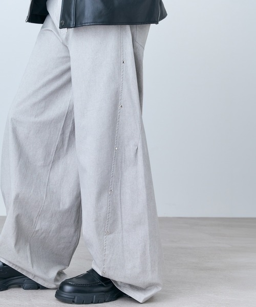 Confirm(コンファーム)の「Peach Brushed Studded Pants / ピーチ起毛スタッズパンツ メンズ レディース ユニセックス(その他パンツ・メンズ・ブラック/グレー/カーキ・M/L)」の2枚目の写真