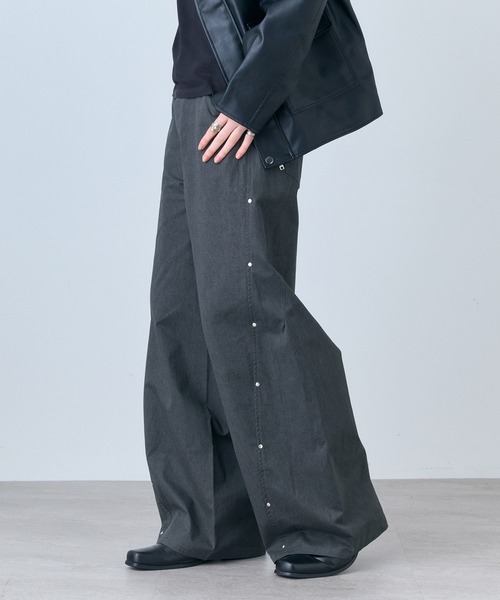 Confirm(コンファーム)の「Peach Brushed Studded Pants / ピーチ起毛スタッズパンツ メンズ レディース ユニセックス(その他パンツ・メンズ・ブラック/グレー/カーキ・M/L)」の1枚目の写真