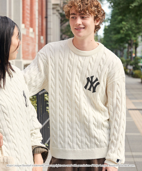 MLB(メジャーリーグベースボール)の「<Exclusive>MLB Embroidered Logo Mohair Touch Cable Knit / MLB 別注 ロゴ刺繍 モヘアタッチ ケーブルニット<帯電防止・マシンウォッシャブル>(ニット/セーター・メンズ・アイボリー/ダークブラウン/ダークネイビー/杢グレー/スミクロ・L/S/M)」の1枚目の写真