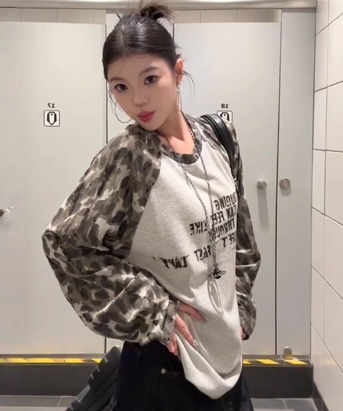SHEPP（シープ）の「【26年秋冬新作】カモフラ切り替え ラグラン プリント ロンT（Tシャツ/カットソー・レディース・グレー・F）」の3枚目の写真